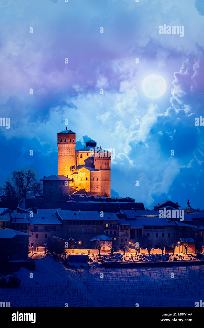 Castello di Serralunga durante una notte invernale con la luna e la neve nelle Langhe, Italia Foto Stock