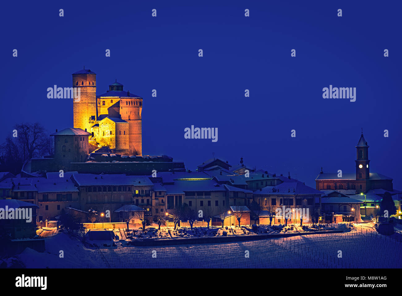 Castello di Serralunga durante una fredda notte invernale con neve nelle Langhe, Italia Foto Stock