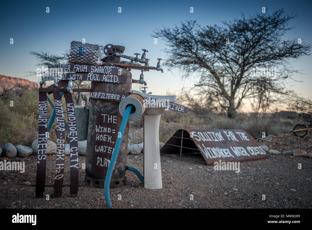 Una bizzarra installazione d arte a Tsauchab River camp commentando la recente crisi idrica e le carenze nella capitale della Namibia Windhoek Foto Stock