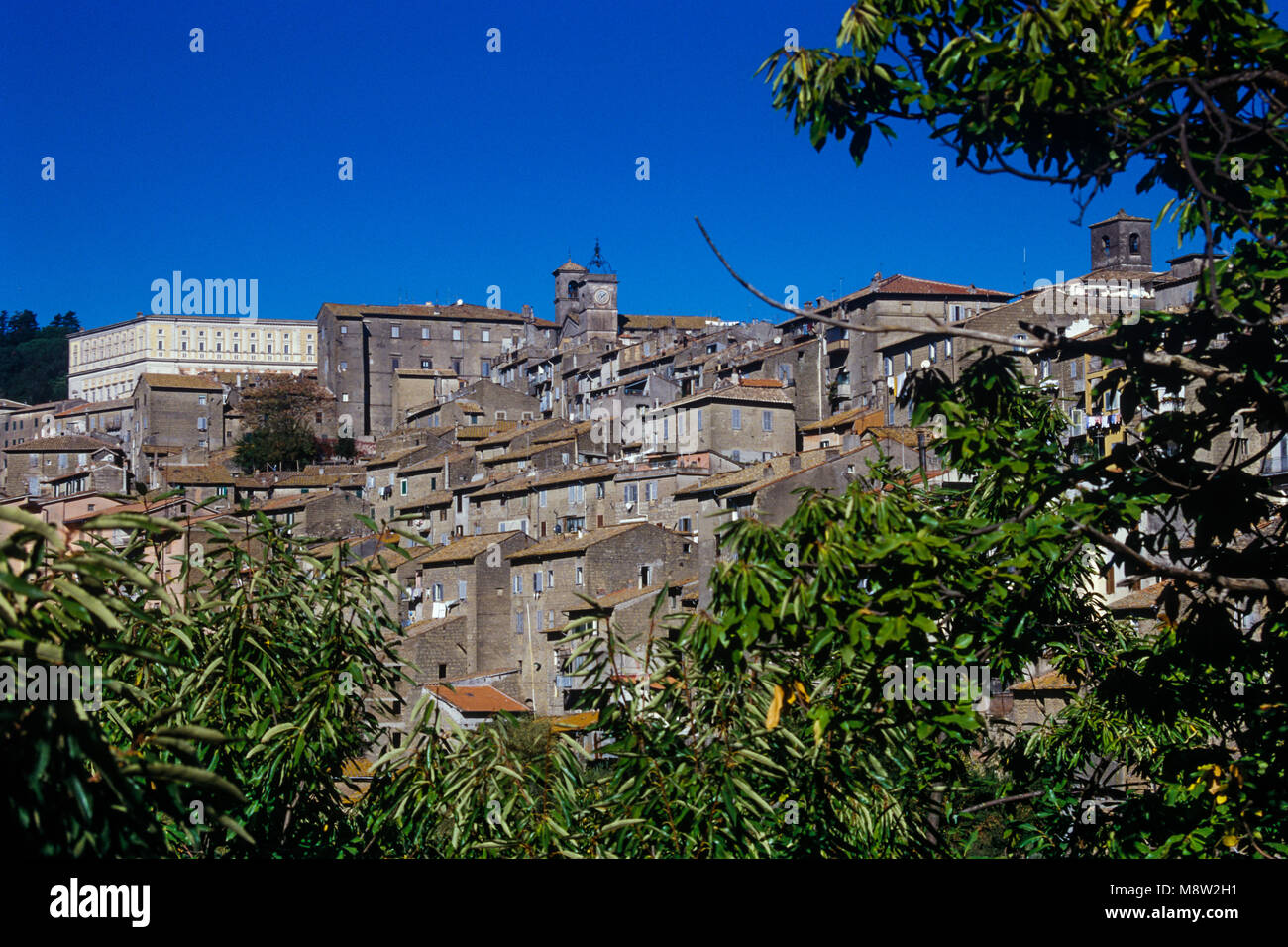 Uno del caratteristico paesino nel centro dell'Italia, Caprarola, nella regione Lazio. Foto Stock