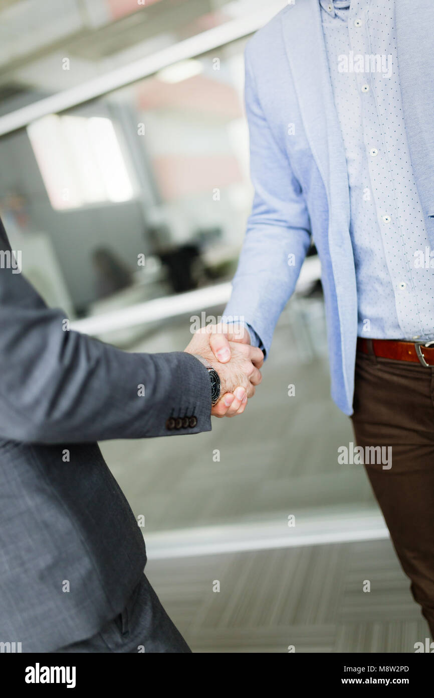 La gente di affari stringono le mani in un ufficio moderno Foto Stock