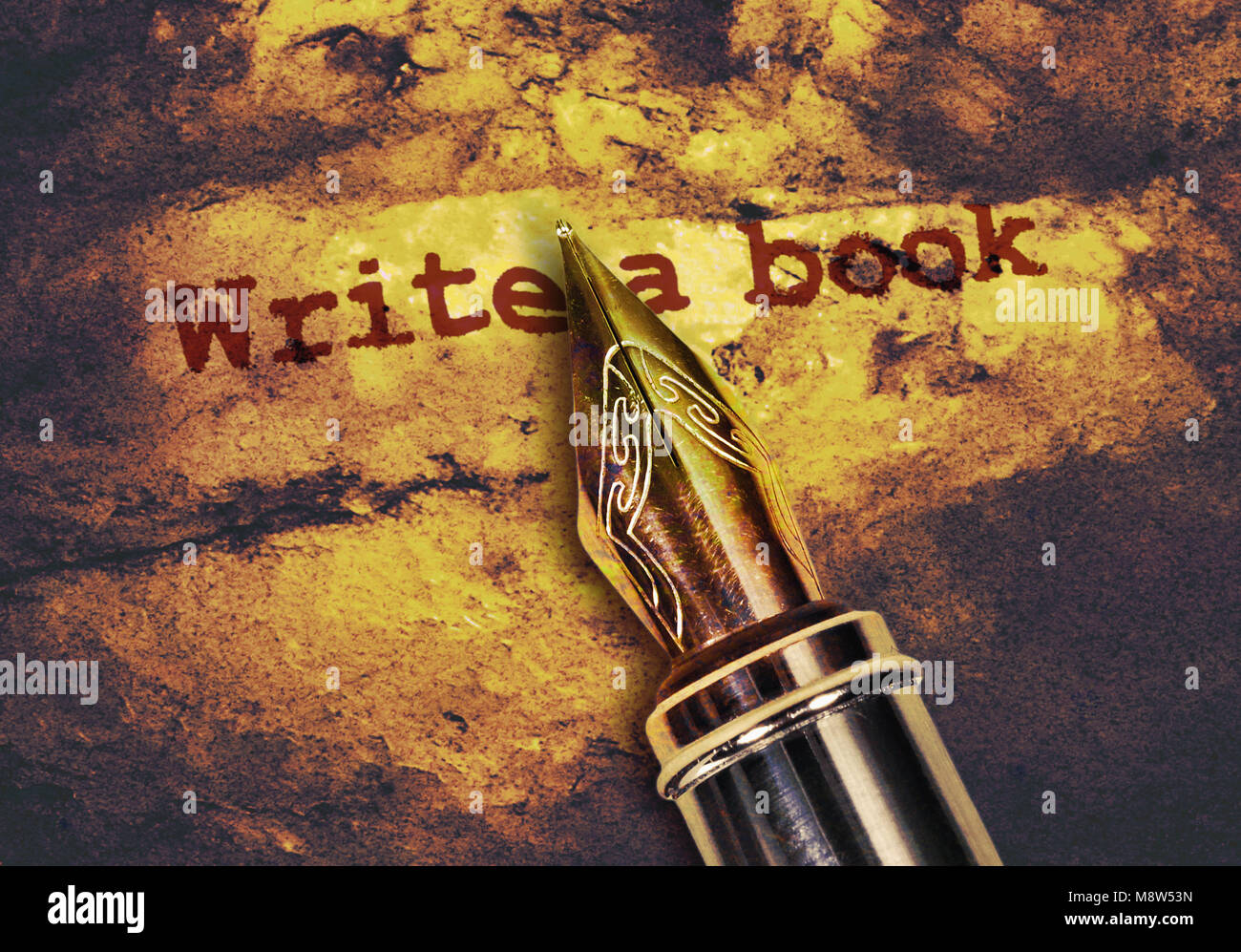 Testo Scrivere un libro e una penna stilografica on dark sfondo dorato Foto Stock