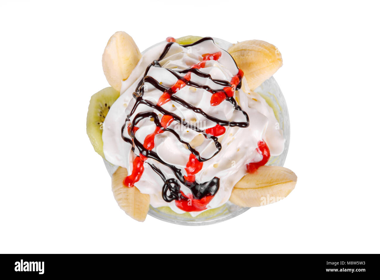 Il dessert di gelato vaniglia, panna montata, kiwi, banana, cioccolato e berry topping, split, bianco sfondo isolato in vetro. Il piatto per il menu ho Foto Stock
