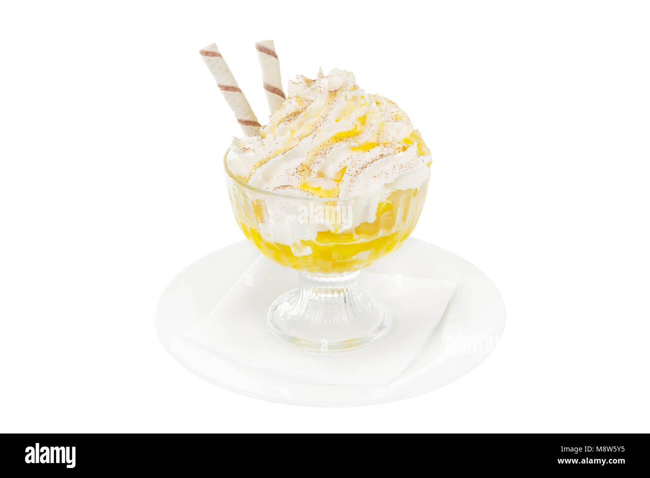 Gelato dessert con panna montata isolata su uno sfondo bianco in un alto in vetro trasparente con ananas, albicocca, arancione zucca marmellata, fetta tu Foto Stock