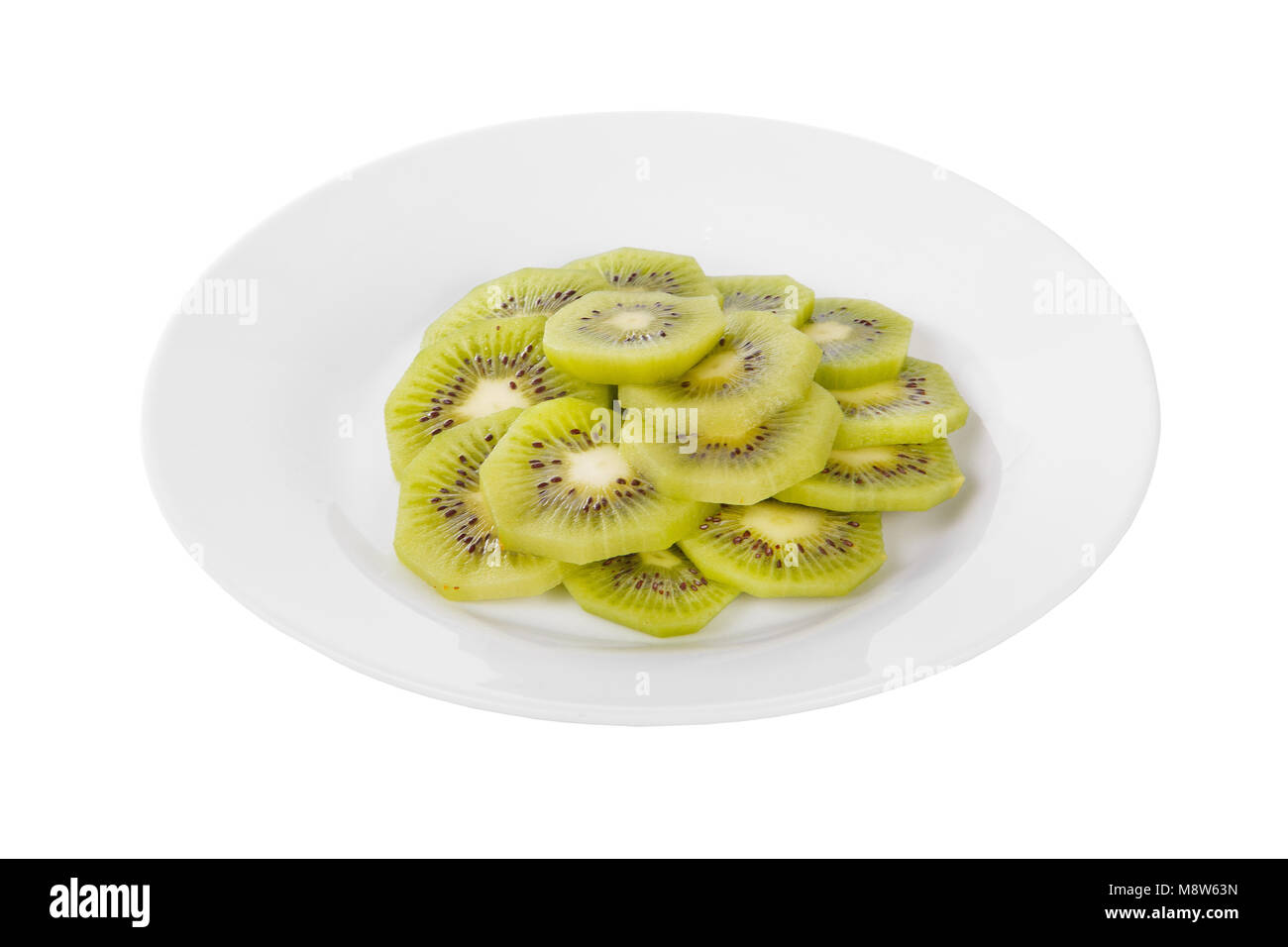Sbucciate le fette di kiwi su una piastra isolata sfondo bianco. Dessert per un menu in una caffetteria, ristorante, caffetteria e vista laterale Foto Stock