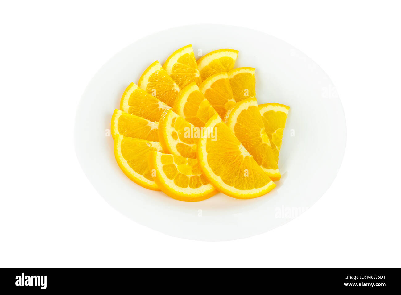 Fette di arancia su una piastra isolata sfondo bianco. Dessert per un menu in una caffetteria, ristorante, caffetteria e vista laterale Foto Stock