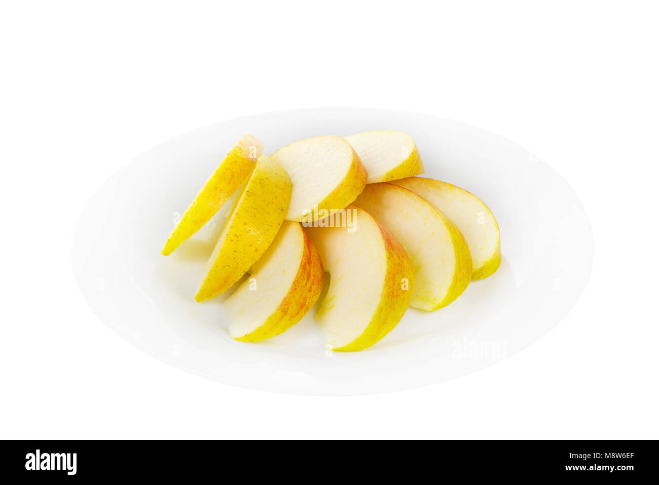 Fette di Apple su una piastra isolata sfondo bianco. Dessert per un menu in una caffetteria, ristorante, caffetteria e vista laterale Foto Stock