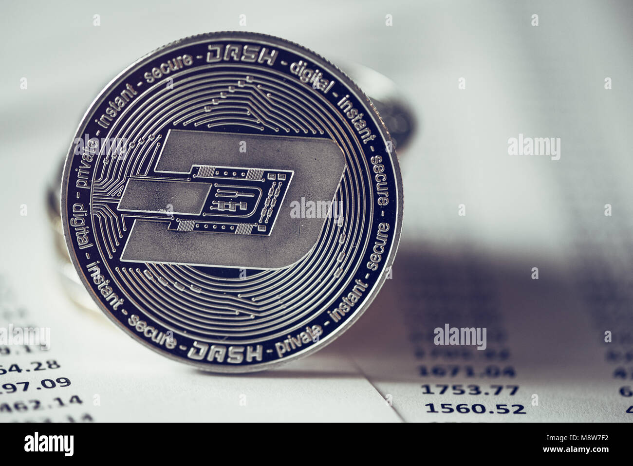 Dash cryptocurrency, tecnologia blockchain moneta decentralizzata coin, immagine concettuale con il fuoco selettivo Foto Stock