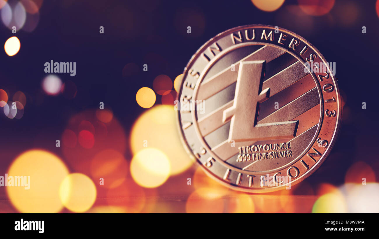 Litecoin cryptocurrency, tecnologia blockchain moneta decentralizzata coin, immagine concettuale con il fuoco selettivo Foto Stock