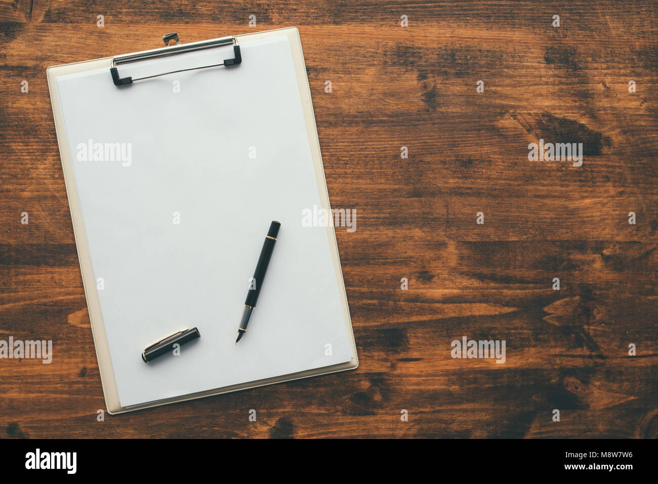 Vista aerea del fustellato appunti appunti di carta con la penna sul tavolo per ufficio come mock up copia spazio per verificare o lista Da fare Foto Stock
