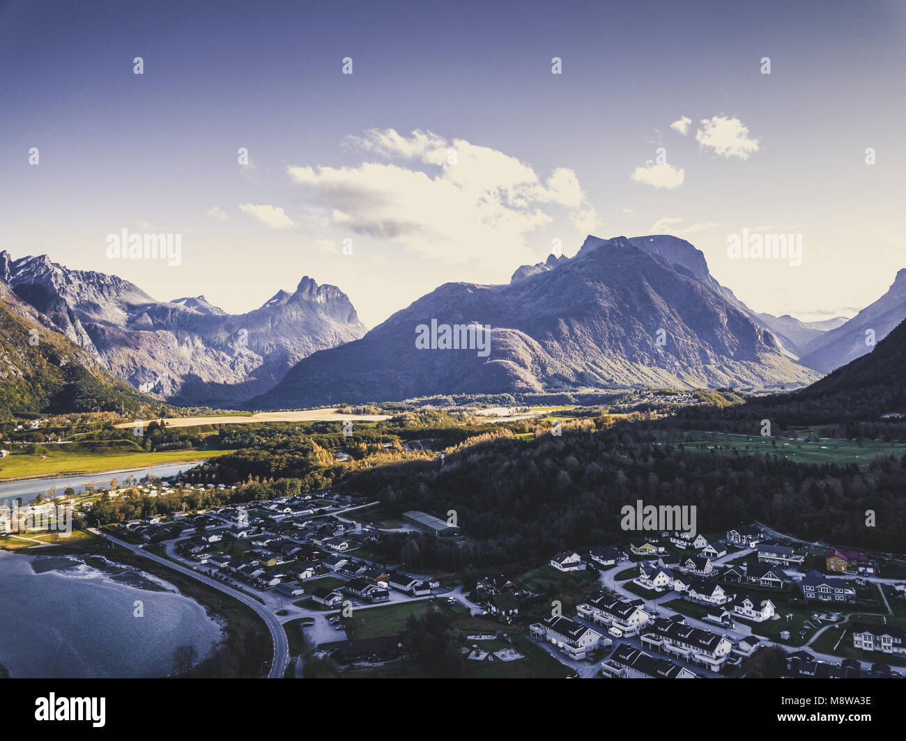 Drone fotografia di una tranquilla e soleggiata serata autunnale in Norvegia paesaggio con bosco in primo piano e le montagne sullo sfondo - Vintage film lo Foto Stock