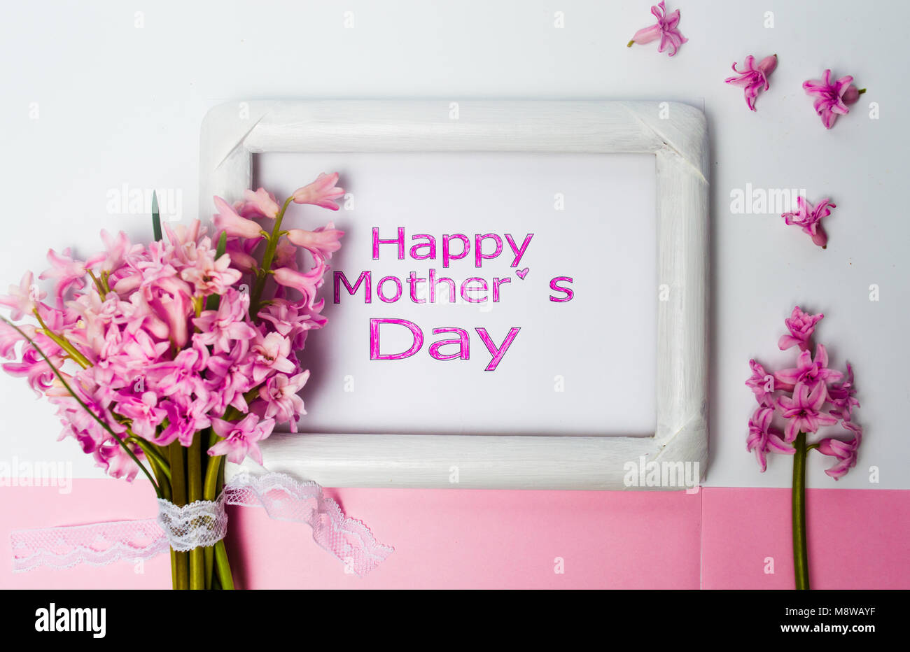 Felice Festa della mamma card con freschi fiori di primavera Foto Stock