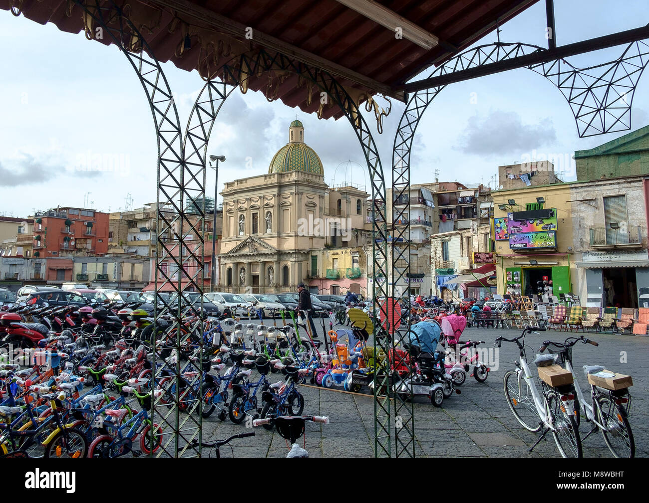 Childrens' Moto in vendita in Piazza del Mercato a Napoli con la chiesa di Santa  Croce e Purgatorio al mercato Foto stock - Alamy