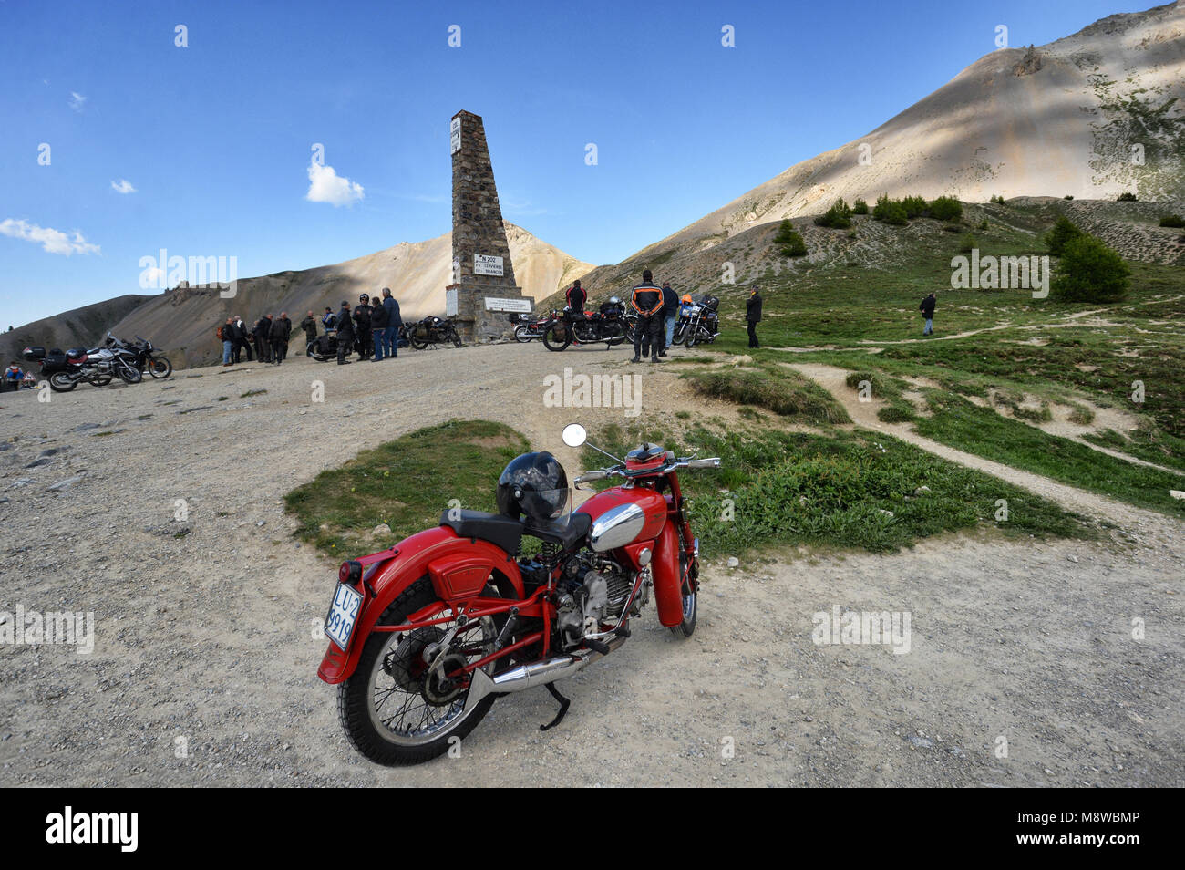 Gruppo di vintage moto rider soste vista frontale nel paesaggio di montagna  con cielo nuvoloso Francia Alpi Izoard hill passano circa giugno 2015 Foto  stock - Alamy