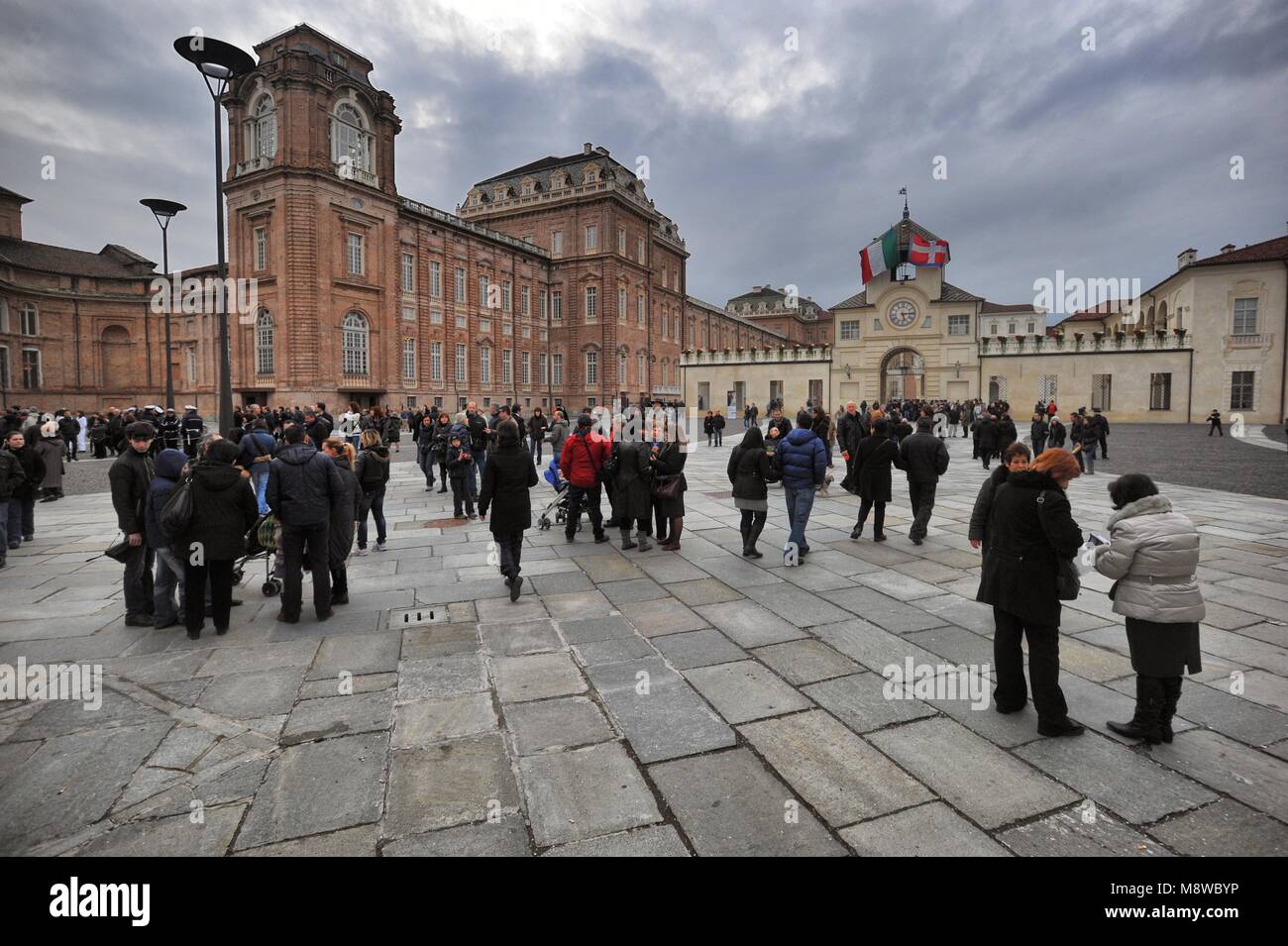 La Reggia di Venaria Reale dichiarata dall Unesco patrimonio dell umanità vista panoramica di monumentale Palazzo Reale con la folla di turisti Foto Stock
