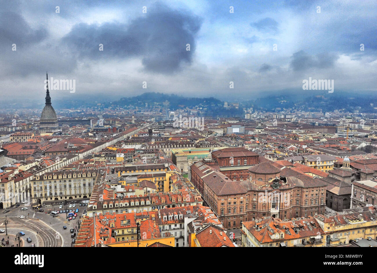 Antenna fuco vista del centro città sotto il cielo nuvoloso Torino Italia circa nel marzo 2016 Foto Stock