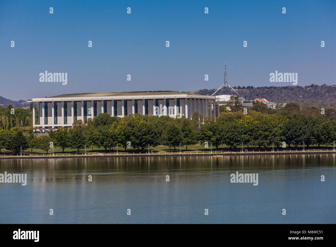 A Canberra, Australia - 12 Marzo 2018: Biblioteca Nazionale di Australia visto dal Lago Burley Griffin, Canberra, ACT, Australia Foto Stock