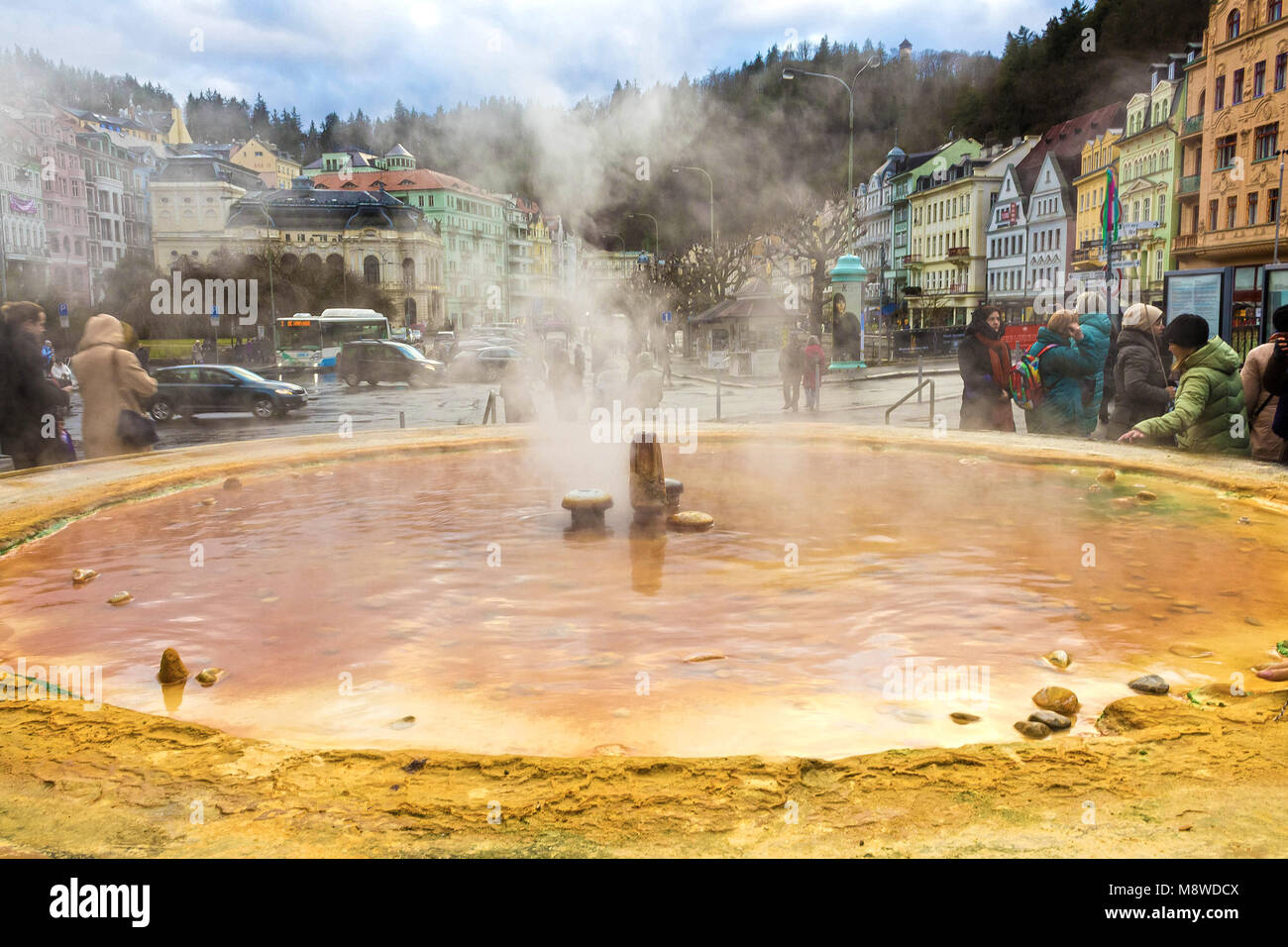 Karlovy Vary, Repubblica Cszech - Gennaio 01, 2018: Fontana con sorgenti calde Foto Stock