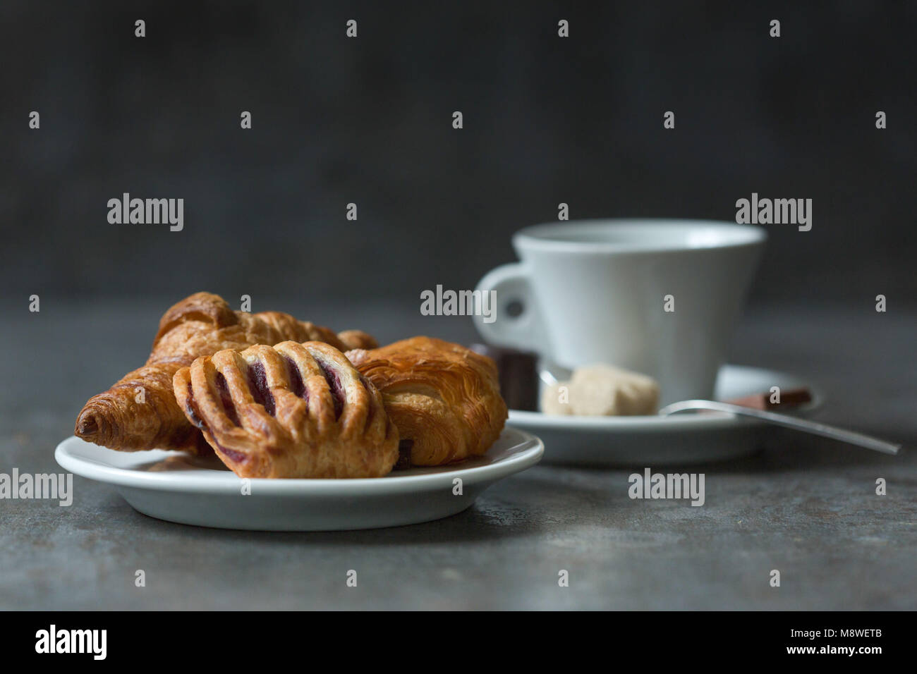 Una Colazione Continentale A Buffet Con Dolci Come Cornetti E Panini Al Cioccolato Servito Con Una Tazza Di Caffe Caldo Spesso Servita In Hotel Foto Stock Alamy