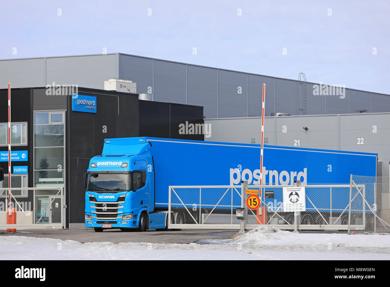 TURKU, Finlandia - 17 Marzo 2018: Nuova Generazione Scania R500 semi rimorchio di FE-Trans Oy esce dalla porta di PostNord terminale logistico e magazzino l Foto Stock