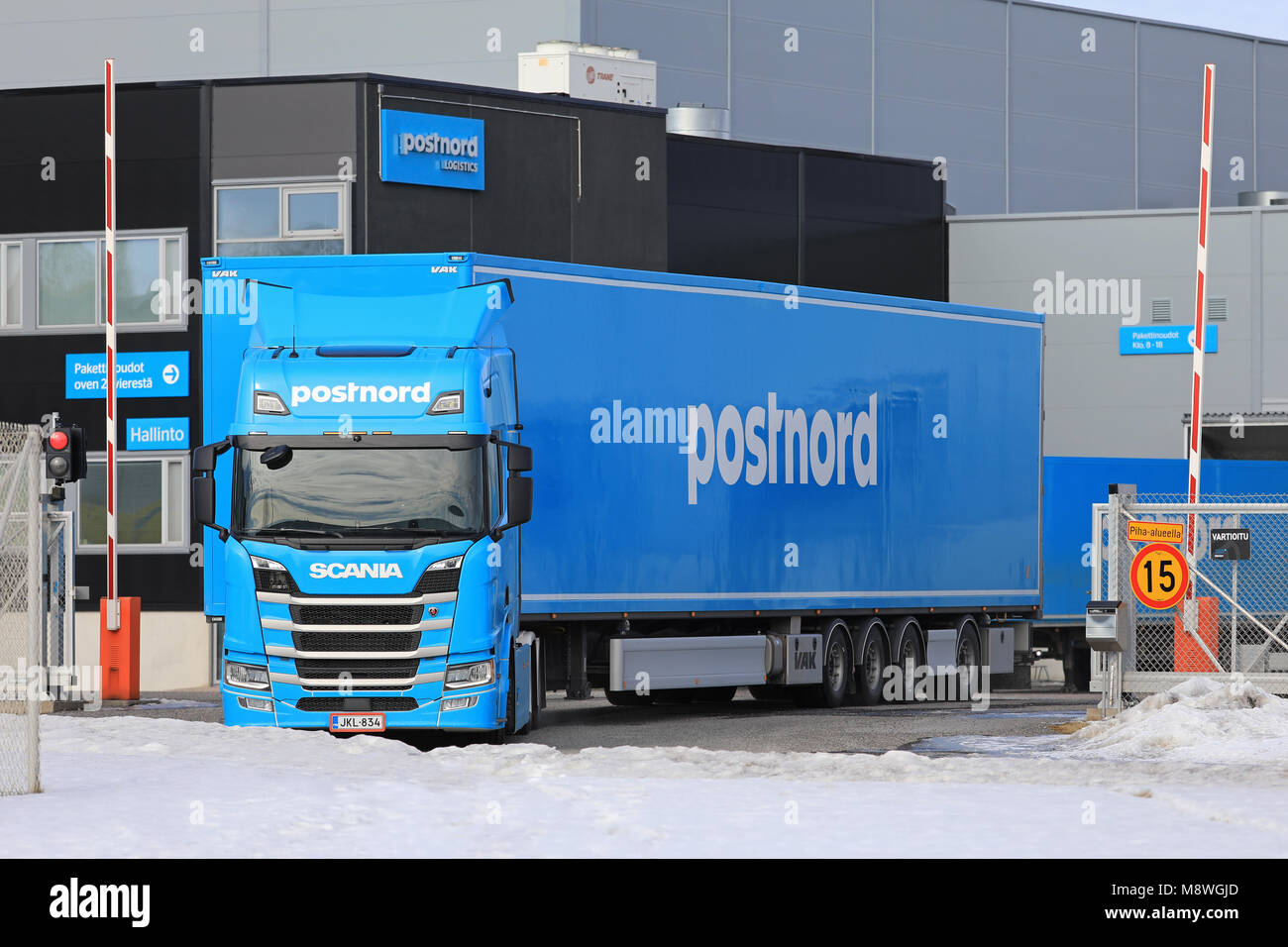 TURKU, Finlandia - 17 Marzo 2018: Nuova Generazione Scania R500 semi rimorchio di FE-Trans Oy esce dalla porta di PostNord terminale logistico e magazzino l Foto Stock