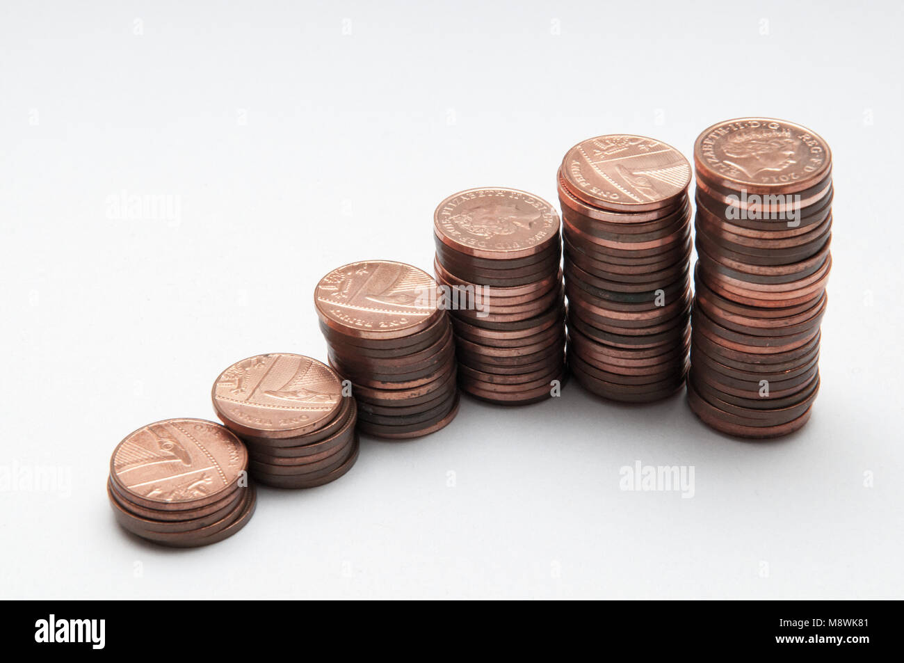 Pila di monete, un penny monete isolato su bianco Foto Stock