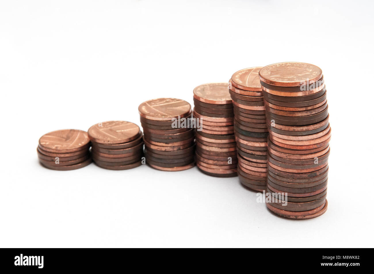 Pila di monete, un penny monete isolato su bianco Foto Stock