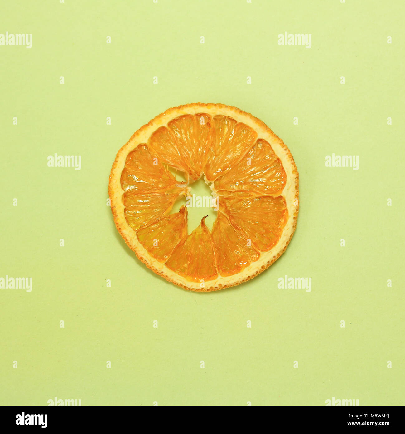 Fetta di arancia fresca su sfondo chiaro.foto con spazio di copia Foto Stock