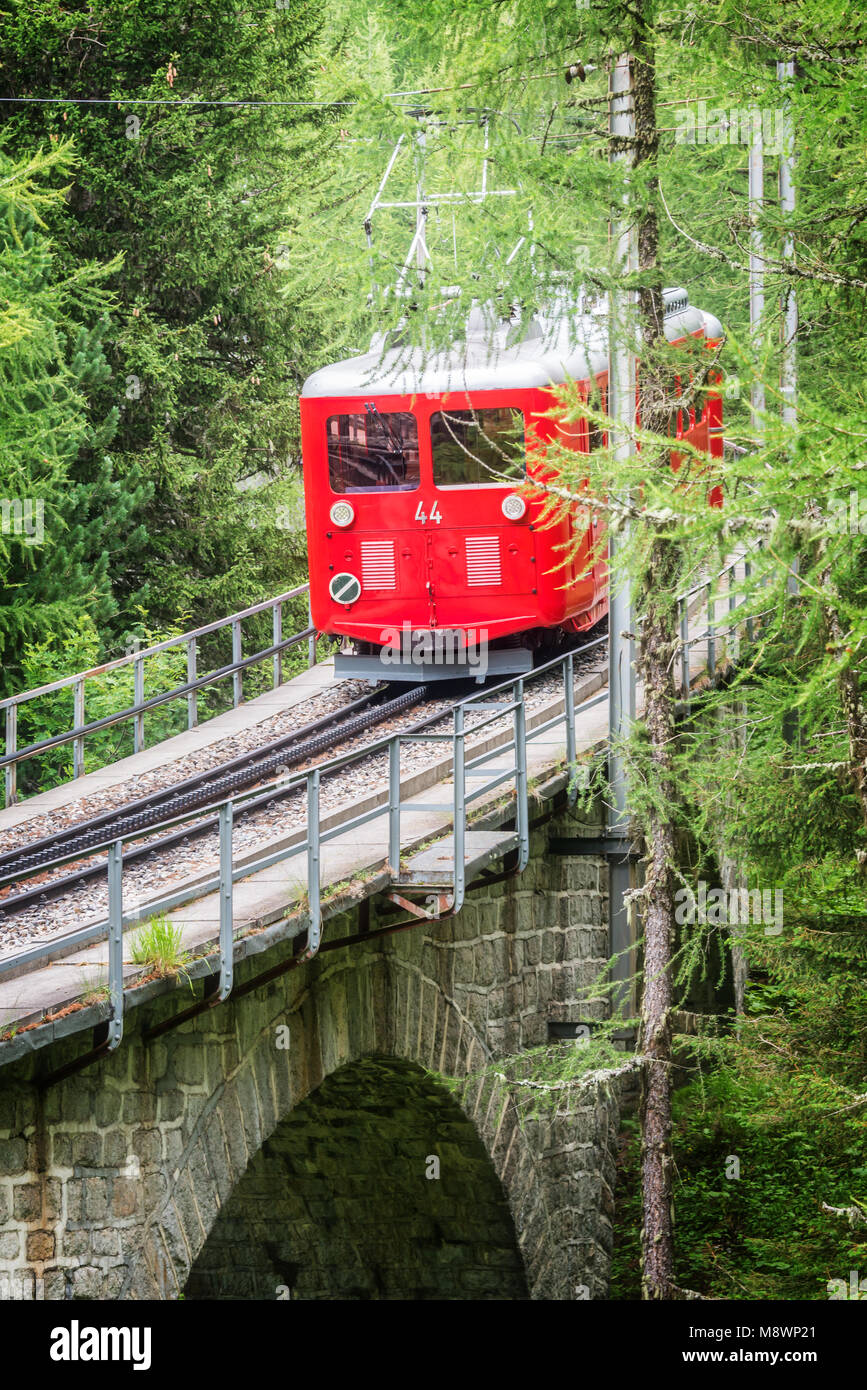 Montenvers turistica treno rosso, andando da Chamonix al Mer de Glace, il Massiccio del Monte Bianco, Francia Foto Stock