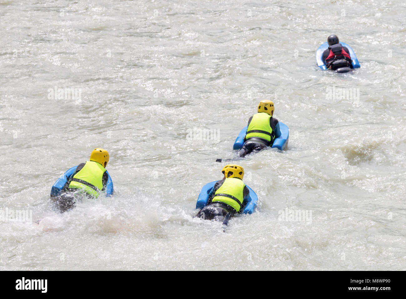 Gruppo di persone sul fiume Bug in acqua bianca, vacanze attive, il concetto di squadra Foto Stock