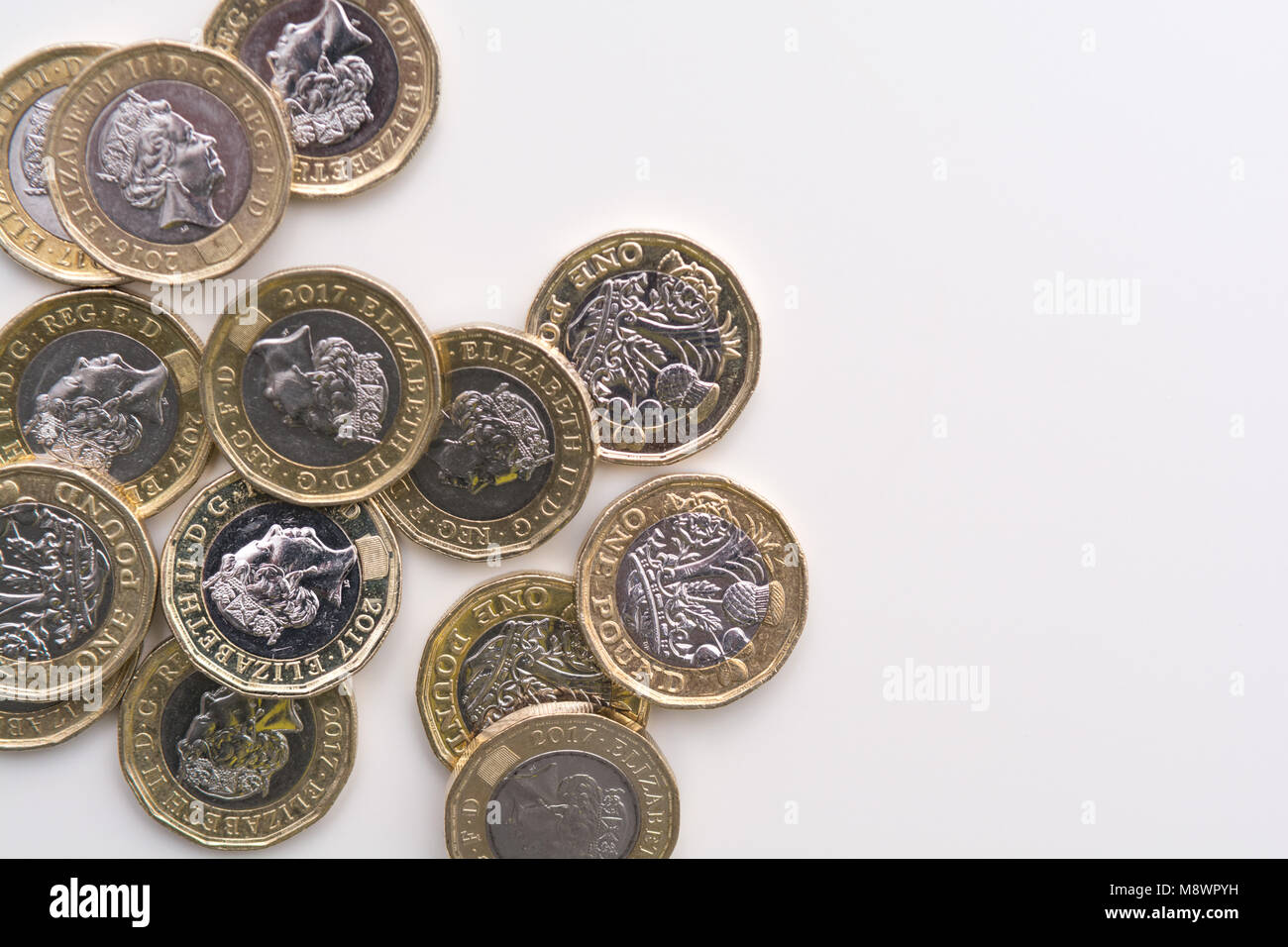 Monete isolati su sfondo bianco, la valuta britannica Foto Stock