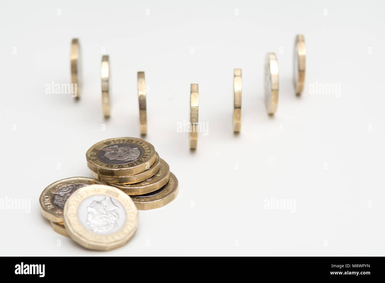 Monete isolati su sfondo bianco, la valuta britannica Foto Stock