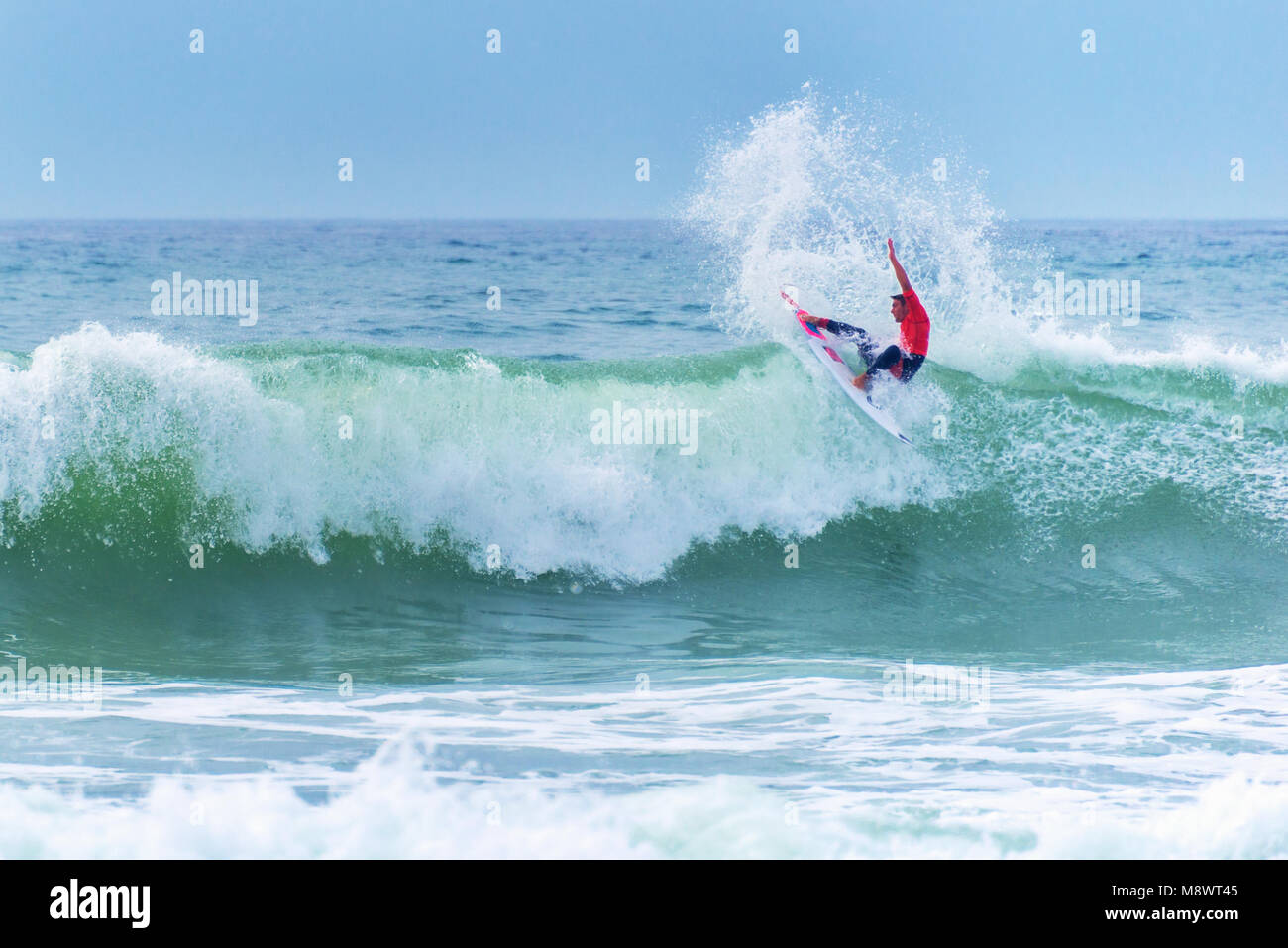 Surfer a cavallo di un enorme ondata durante il mondiale di surf league in Lacanau, Francia Foto Stock