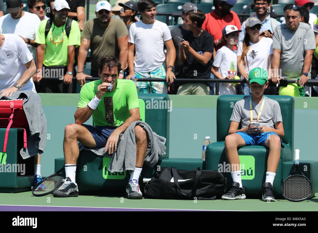 Key Biscayne, Florida, Stati Uniti d'America. Xx marzo, 2018. Roger Federer durante il giorno 2 del Miami apre al Crandon Park Tennis Center su Marzo 20, 2018 in Key Biscayne, Florida Persone: Roger Federer Credito: tempeste Media Group/Alamy Live News Foto Stock