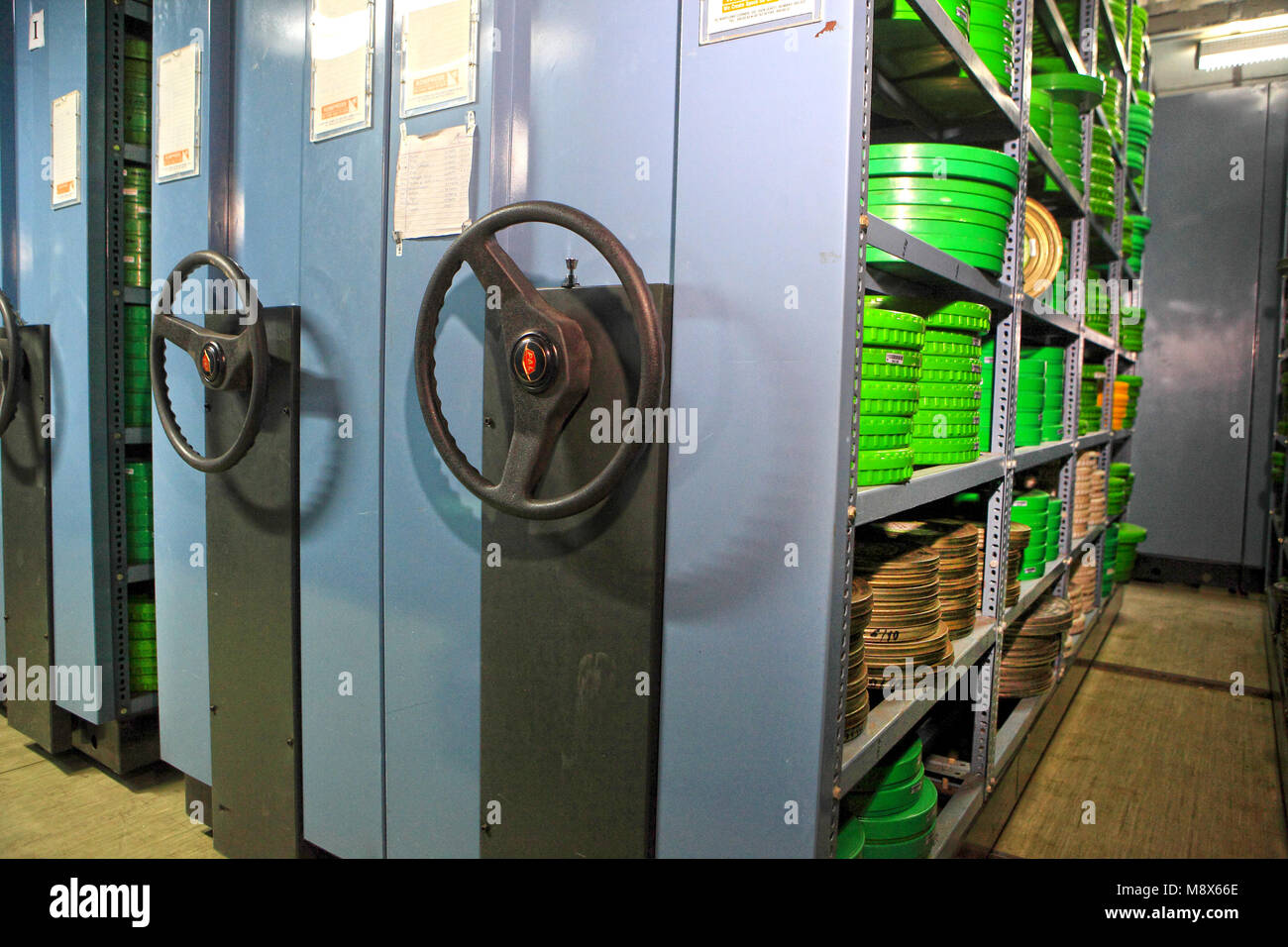 Mumbai, India. 25 Nov, 2014. 25 nov. 2014 - Pune, India:.L'Archivio di sicurezza per memorizzare le stampe della pellicola a temperatura controllata & umidità presso la Cineteca Nazionale dell'India.Christofer Nolan pipistrelli per le urgenti necessità di preservare la pellicola la ricca storia del cinema. Christofer Nolan è impostato a frequentare il cinema indiano il più grande tavola rotonda Film Conferenza di conservazione in Mumbai il 31 marzo 2018 a premere per la necessità di avvocato le riprese su pellicola vs digitale e di avvocato il restauro e la conservazione dei vecchi film girato su pellicola. Credito: Subhash Sharma/ZUMA filo/Alamy Live News Foto Stock