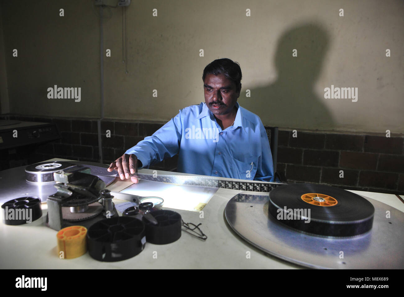 Mumbai, India. 25 Nov, 2014. 25 nov. 2014 - Pune, India:.Una vecchia Indian Black & White stampa di pellicola che viene ispezionata per la conservazione e la digitalizzazione con il film Tabella di ispezione presso la Cineteca Nazionale dell'India.Christofer Nolan pipistrelli per le urgenti necessità di preservare la pellicola la ricca storia del cinema. Christofer Nolan è impostato a frequentare il cinema indiano il più grande tavola rotonda Film Conferenza di conservazione in Mumbai il 31 marzo 2018 a premere per la necessità di avvocato le riprese su pellicola vs digitale e di avvocato il restauro e la conservazione dei vecchi film girato su pellicola. (Credito Immagine: © Subhash Sharm Foto Stock