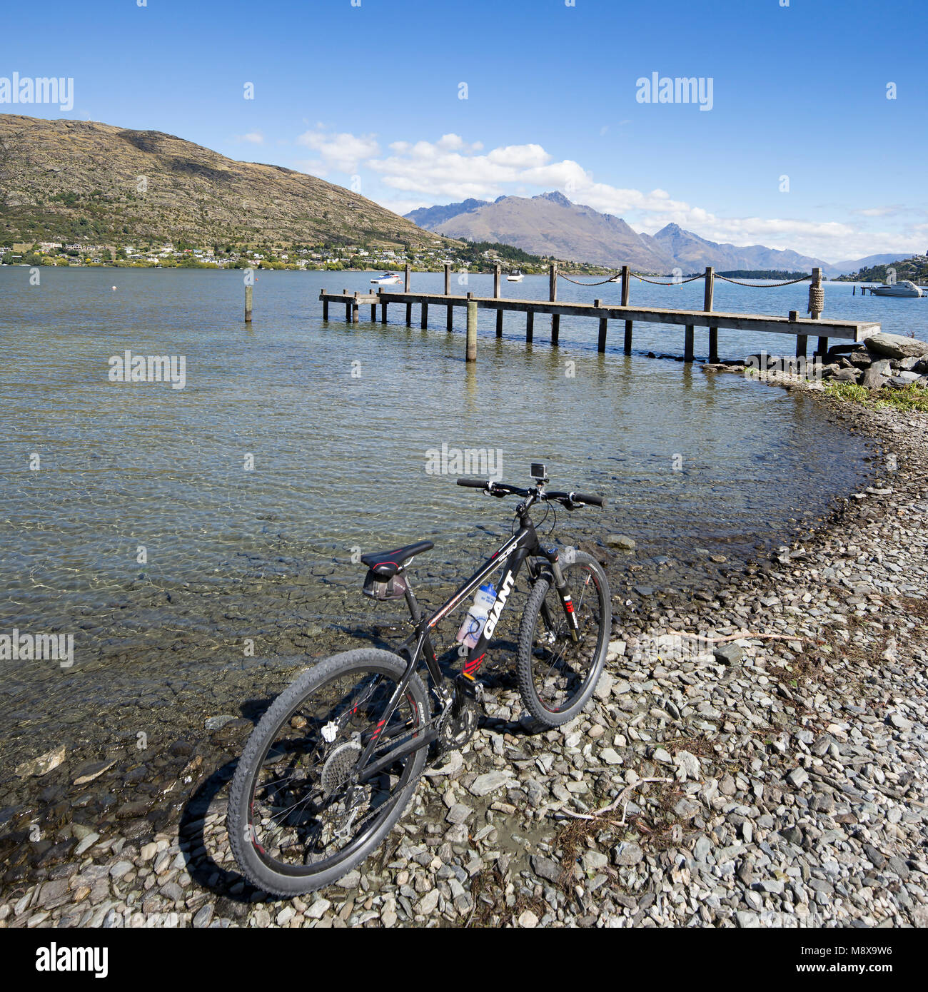Questo deve essere il miglior spostamenti in bicicletta nel mondo, il lago Wakatipu, Nuova Zelanda. Foto Stock