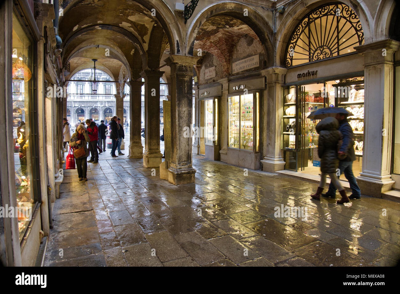 Arcade veneziana in un giorno di pioggia,Venezia, Italia. Foto Stock