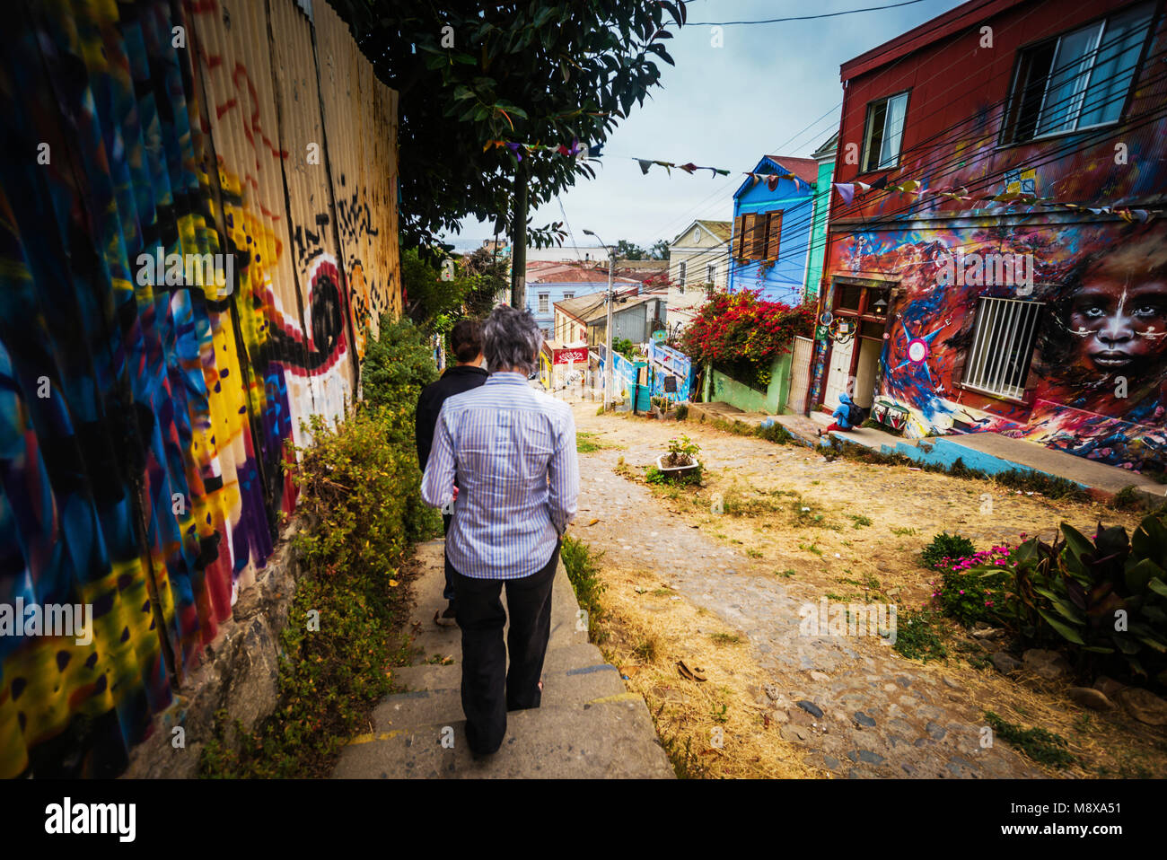 Turista femminile con guida su strade a Valparaíso, centro Cile. Foto Stock
