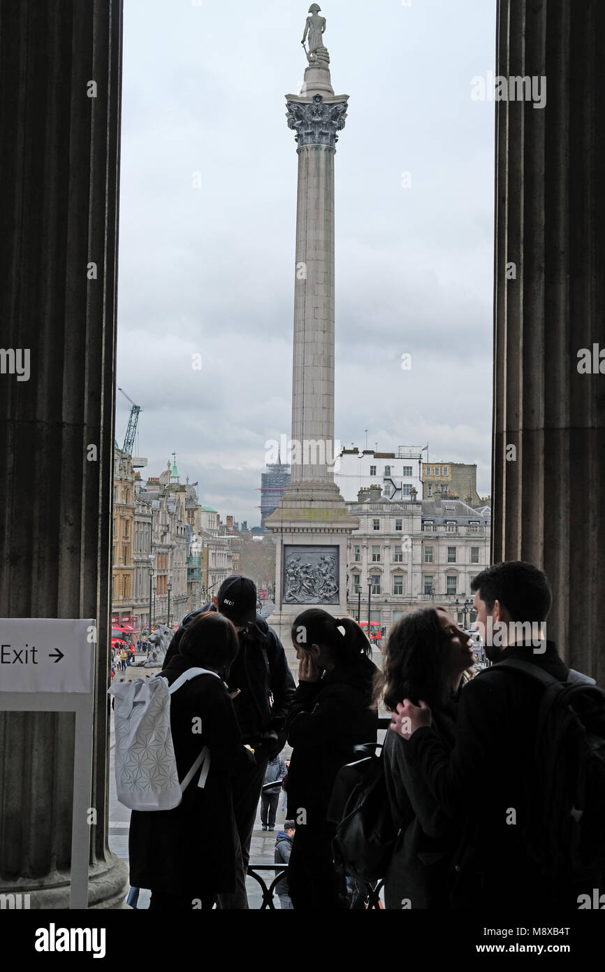 I turisti kiss con Nelsons Column in background. Foto Stock