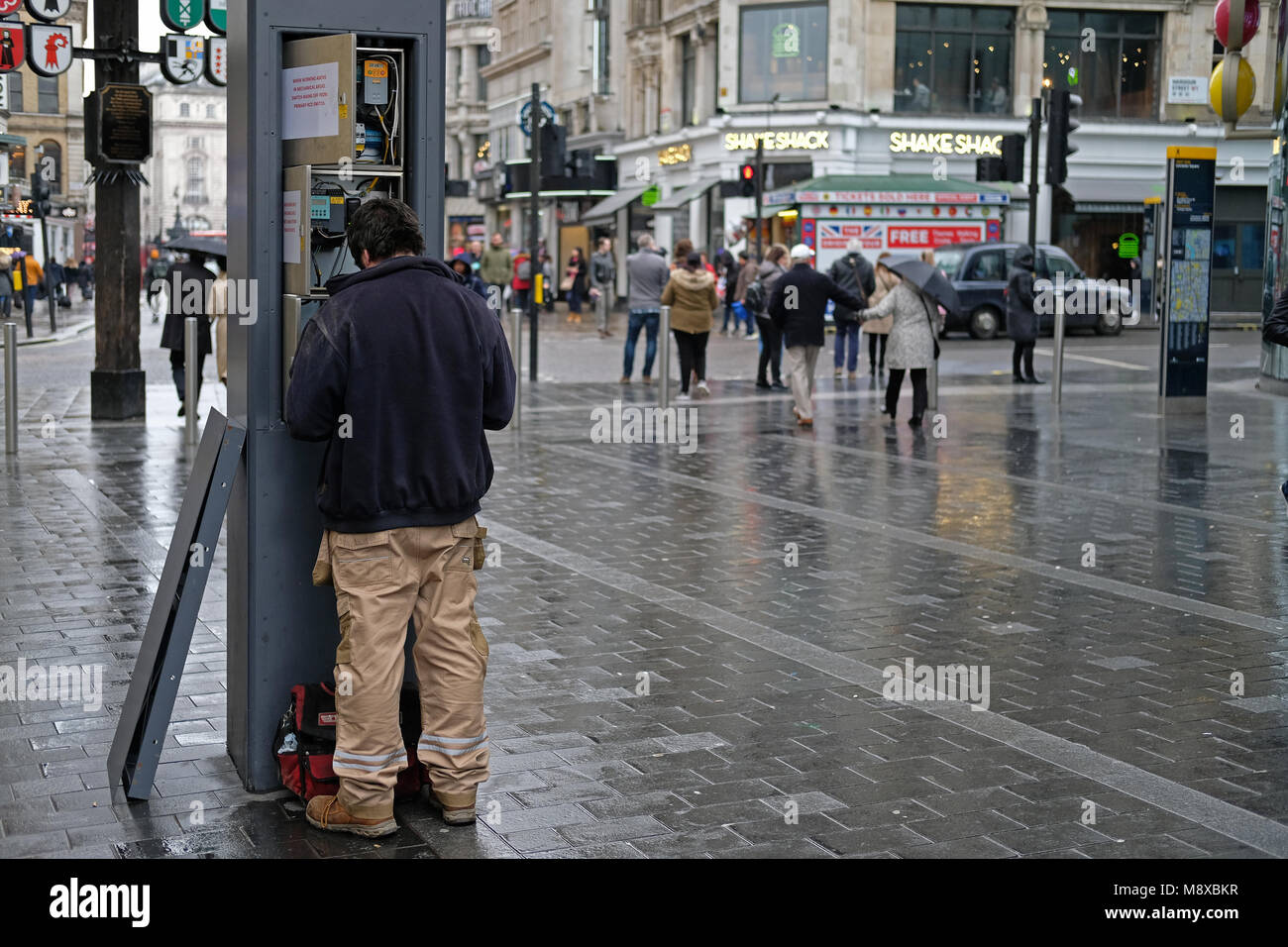 Elettricista lavora in Leicester Square. Foto Stock