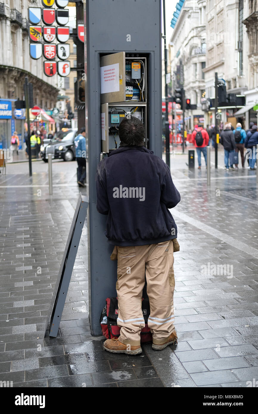 Elettricista lavora in Leicester Square. Foto Stock