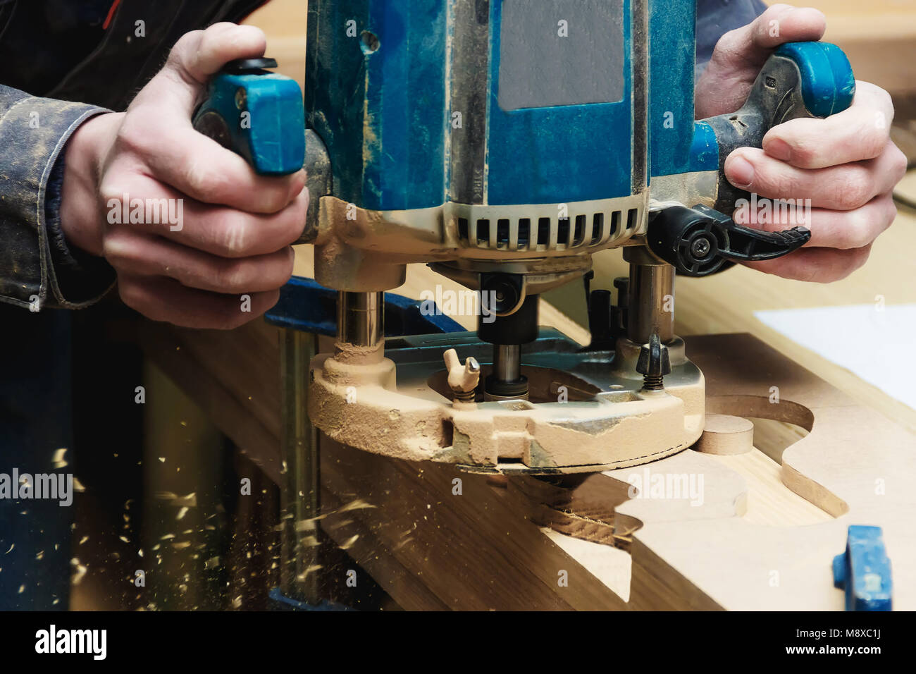 Falegname lavoro manuale della macchina fresatrice in Falegnameria Officina. Industriali concetto Manufactoring Foto Stock