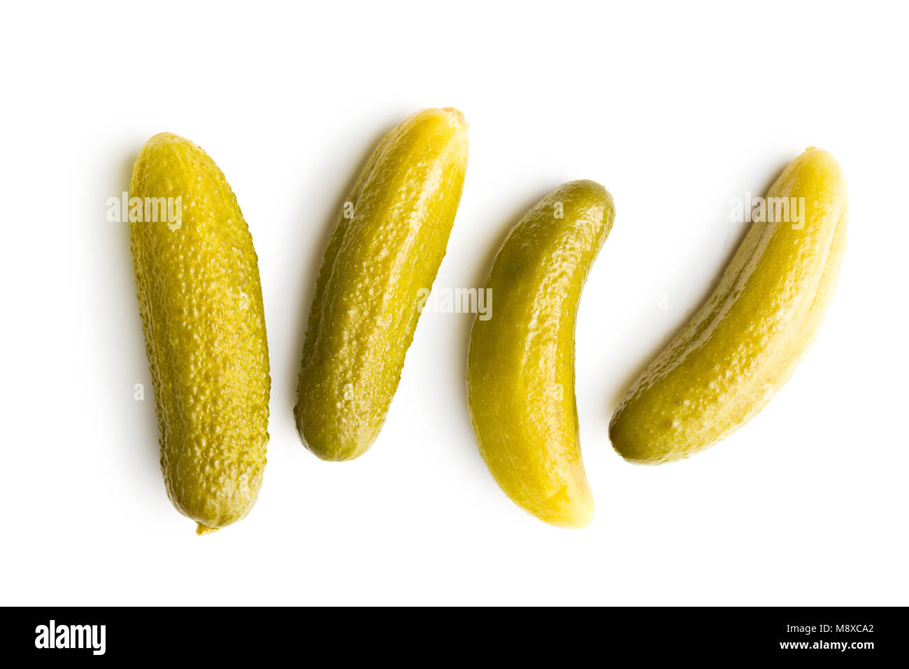 Cetrioli conservati isolati su sfondo bianco. Gustosi sottaceti. Foto Stock