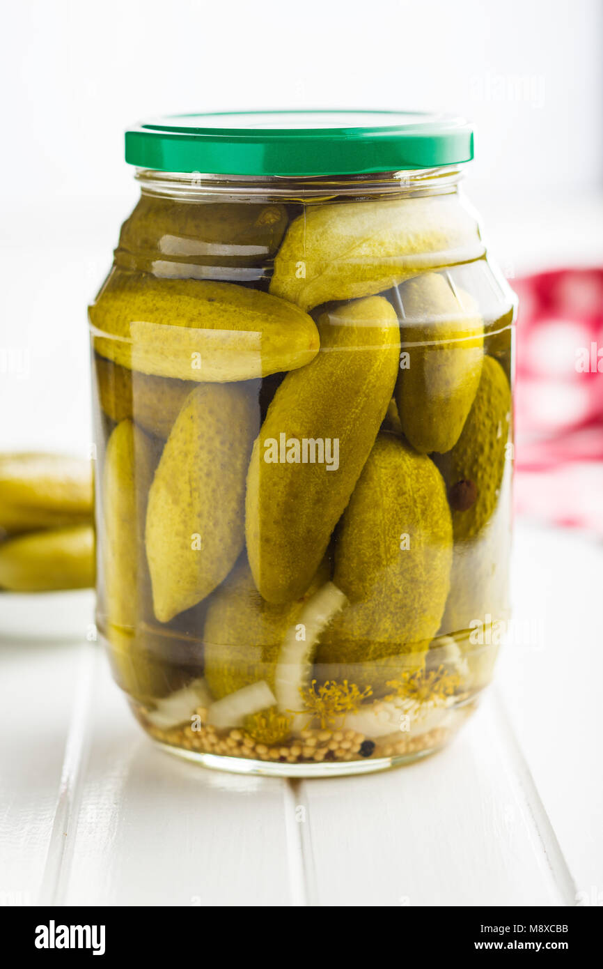 Sottaceti in ciotola. Gustosa Cetrioli conservati in vaso. Foto Stock