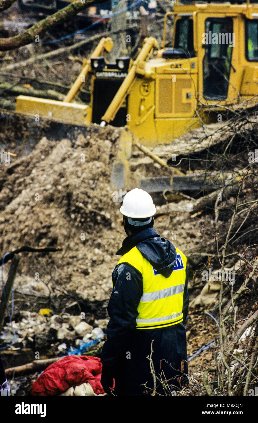 La guardia di sicurezza, Newbury Bypass della costruzione di strade e proteste , Newbury, Berkshire, Inghilterra. Foto Stock La guardia di sicurezza, Newbury Bypass della costruzione di strade e proteste , Newbury, Berkshire, Inghilterra. Foto Stock
