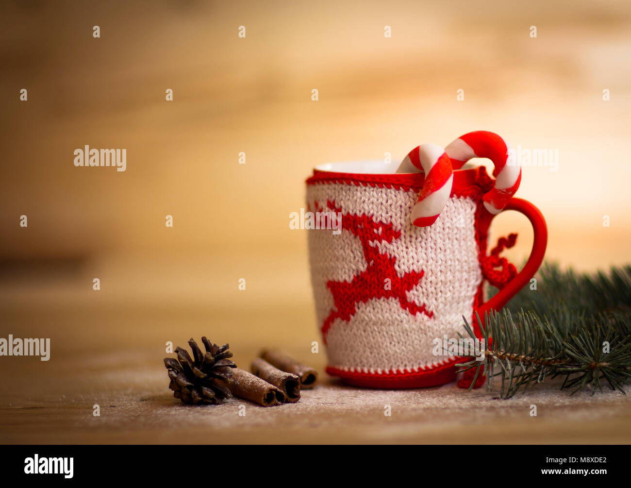 Tazza di natale con decorazioni e dolci Foto Stock