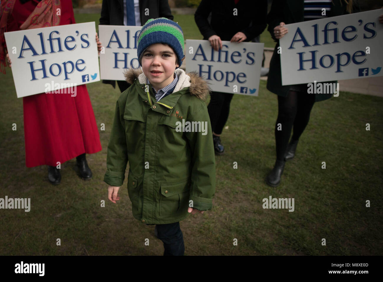Sei-anno-vecchio Alfie Dingley con i sostenitori di Westminster, Londra, prima di consegnare un 380.000-strong petizione al numero 10 di Downing Street per chiedere a lui di essere dato cannabis medicinali per curare la sua epilessia. Foto Stock