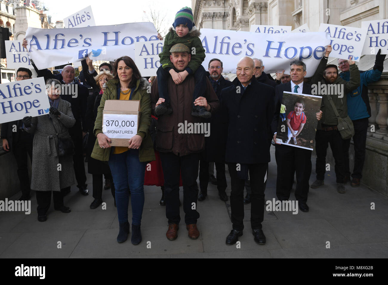 Sei-anno-vecchio Alfie Dingley, i suoi genitori ha attirato Dingley e Hannah diacono e attore Sir Patrick Stewart (destro) su Whitehall a Londra prima di consegnare una petizione al numero 10 di Downing Street per chiedere Alfie per essere dato cannabis medicinali per curare la sua epilessia. Foto Stock