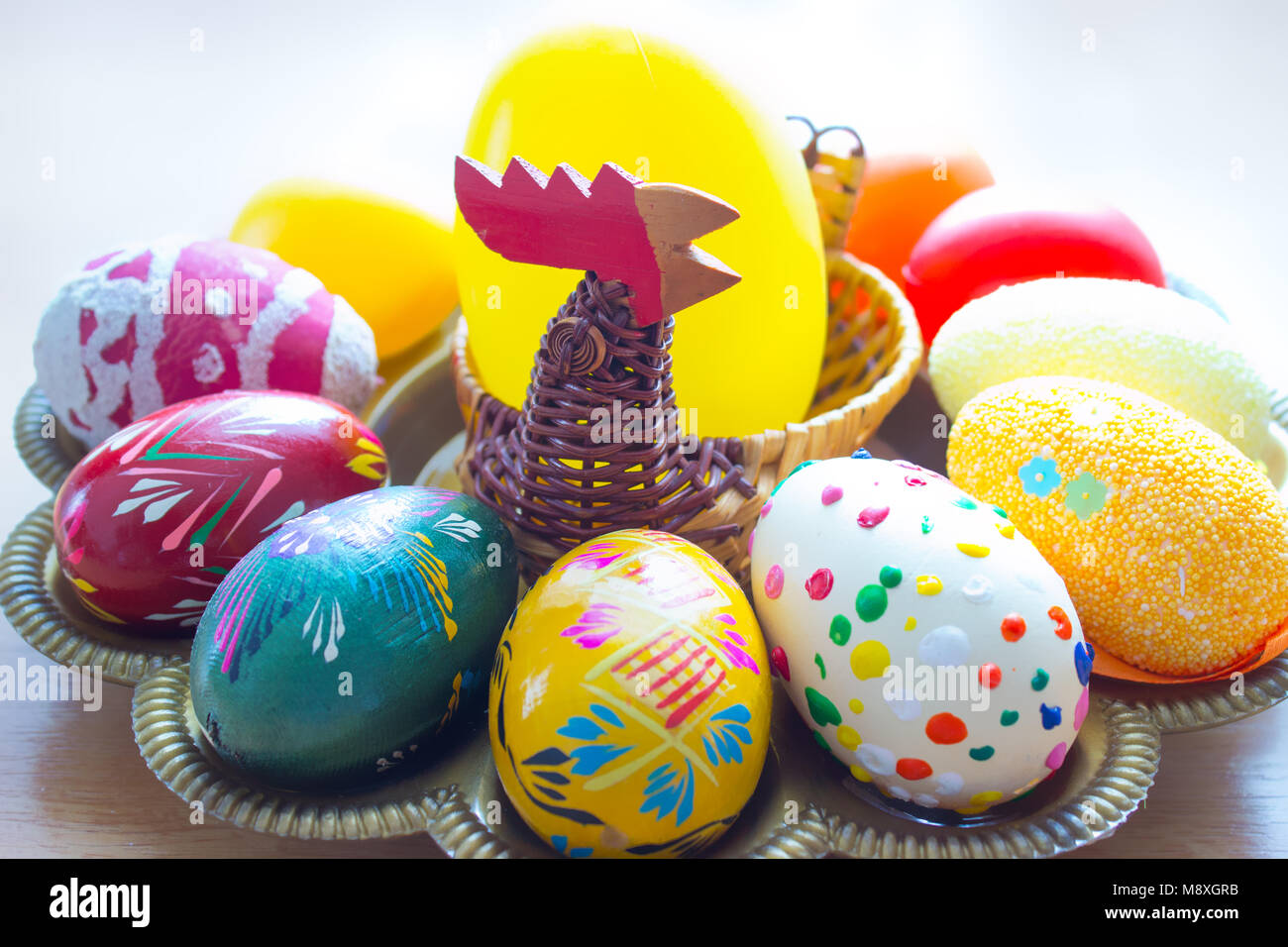 Sulla vaschetta sono dipinte a mano le uova di pasqua con un cestello con hen da giunchi. Foto Stock